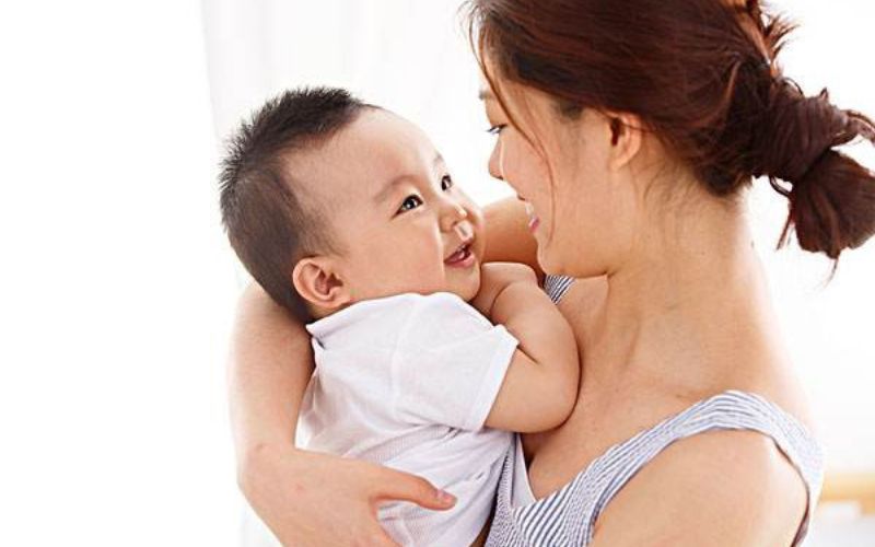 nằm mơ thấy em bé gái đánh số gì